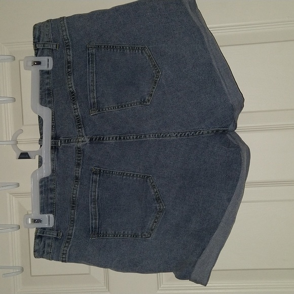 2X denim shorts - Picture 2 of 2